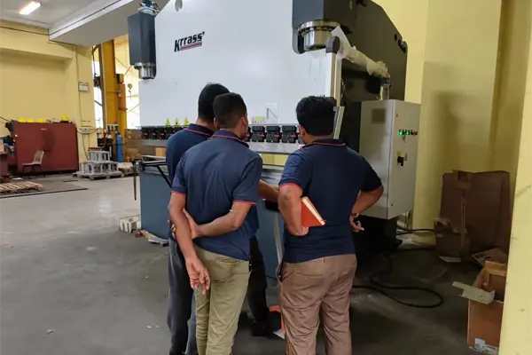 KRRASS 技术工程师赴新加坡给折弯机客户培训