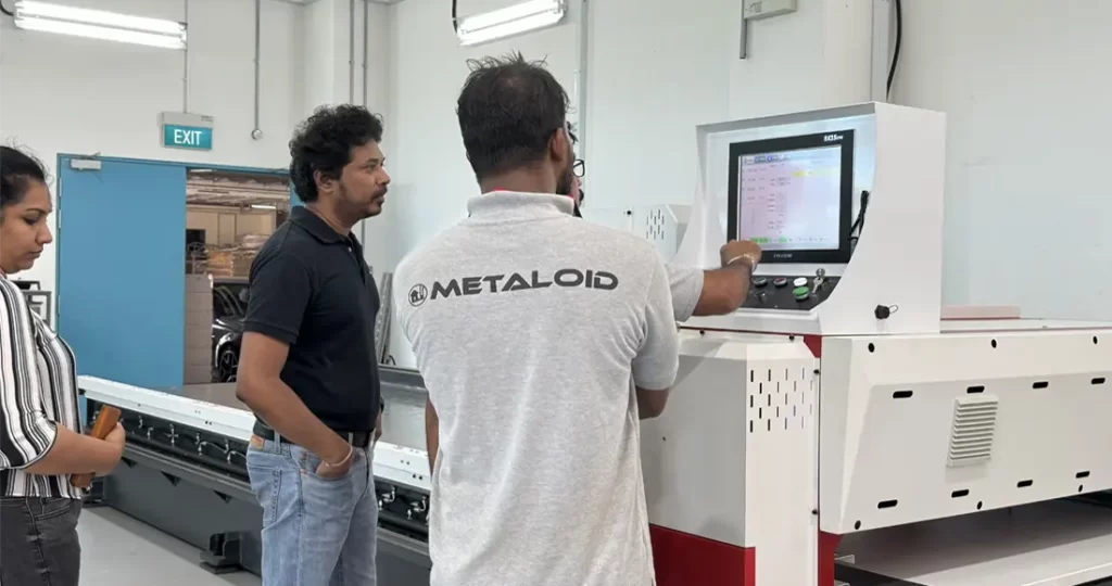 金属刨槽机和激光切割机在新加坡客户工厂