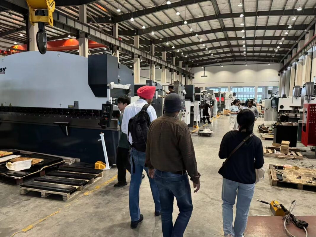 印度客户参观KRRASS工厂- 克劳斯折弯机