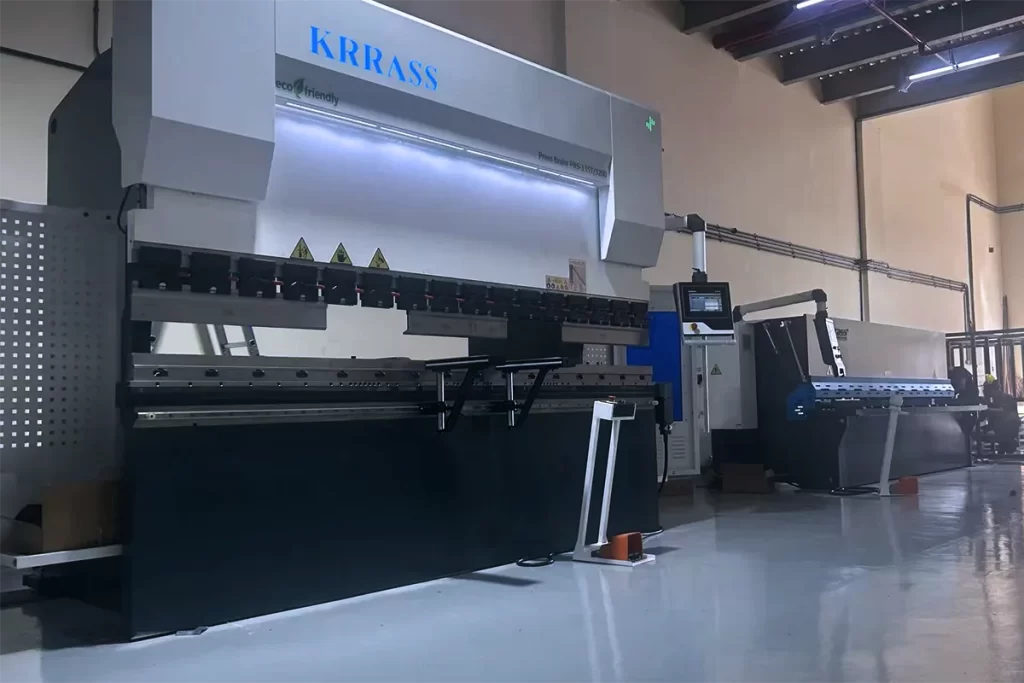 数控折弯机在迪拜客户工厂顺利投产
