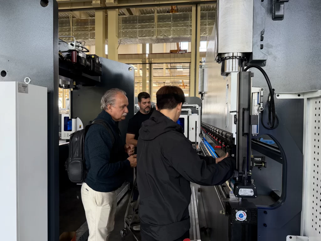 海外客商实地到访，精准考察采购｜国外客户亲临KRRASS克劳斯，深度核验折弯机实力,现场敲定采购合作意向